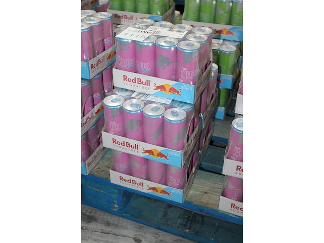 Red bull pink edition bosvruchten 60 blikken met tht 6-2026. bod is inclusief 9,00 euro statiegeldwaarde - afbeelding 2 van  2