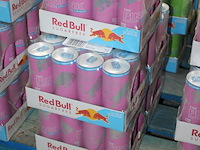 Red bull pink edition bosvruchten 60 blikken met tht 6-2026. bod is inclusief 9,00 euro statiegeldwaarde - afbeelding 2 van  2