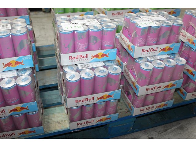 Red bull pink edition bosvruchten 60 blikken met tht 6-2026. bod is inclusief 9,00 euro statiegeldwaarde - afbeelding 1 van  2