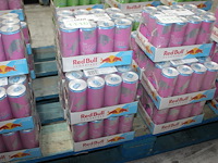 Red bull pink edition bosvruchten 60 blikken met tht 6-2026. bod is inclusief 9,00 euro statiegeldwaarde - afbeelding 1 van  2