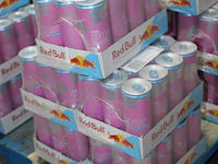 Red bull pink edition bosvruchten 60 blikken met tht 6-2026. bod is inclusief 9,00 euro statiegeldwaarde - afbeelding 2 van  2