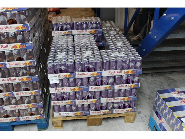 Red bull purple edition 1200 blikken. tht 6-26. bod is inclusief 180euro statiegeldwaarde - afbeelding 1 van  2