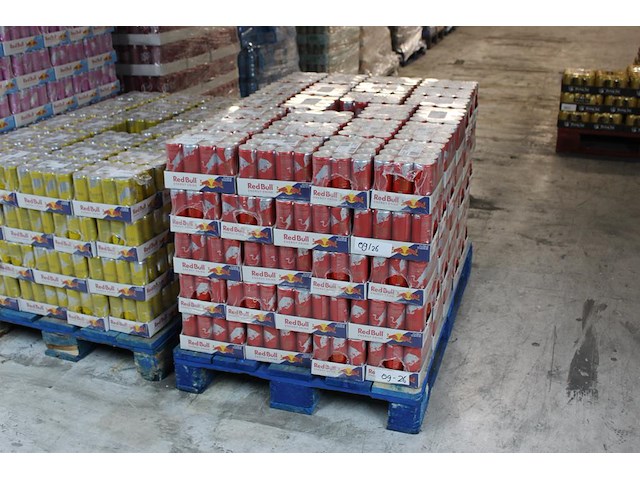 Red bull red edition watermeloen 1440 blikken met tht 9-2026. bod is inclusief 216,00 euro statiegeld - afbeelding 1 van  2