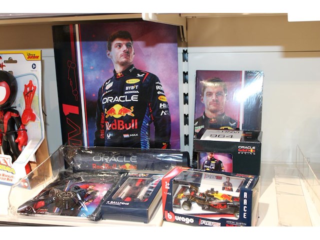 Red bull set schriften, paraplu, pennen en schaalmodel, zeven stuks. - afbeelding 1 van  2