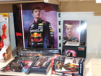 Red bull set schriften, paraplu, pennen en schaalmodel, zeven stuks. - afbeelding 1 van  2