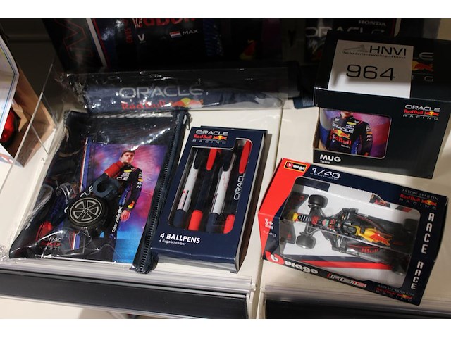 Red bull set schriften, paraplu, pennen en schaalmodel, zeven stuks. - afbeelding 2 van  2