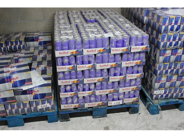Red bull spring edition 1440 blikken. tht 1-26. bod is inclusief 216 euro statiegeldwaarde - afbeelding 1 van  2