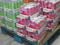 Red bull summer edition witte persik 60 blikken met tht 3-2026. bod is inclusief9,00 euro statiegeldwaarde - afbeelding 1 van  2