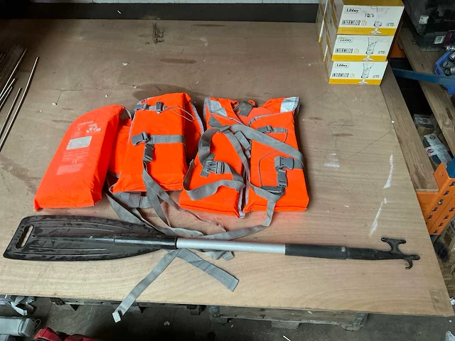 Reddingsvest en pedel - afbeelding 1 van  3