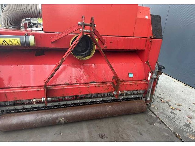 Redexim - v-top - verticuteermachine uitgevoerd als veegborstel - 2008 - afbeelding 11 van  13