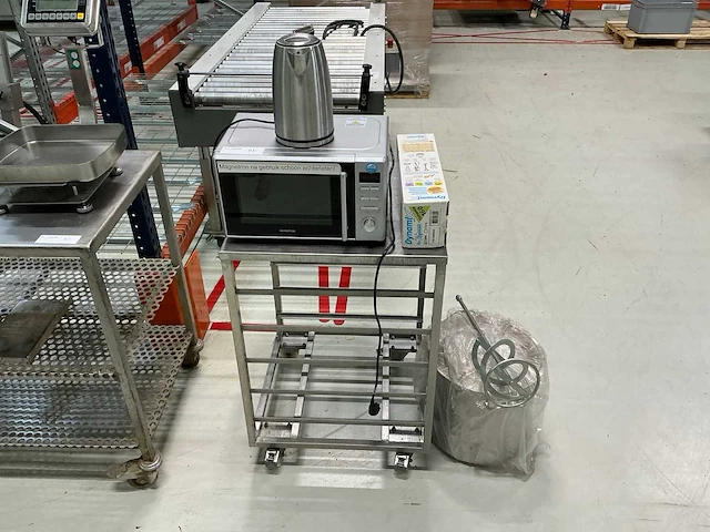 Regaalwagen met keukenapparatuur - afbeelding 1 van  7