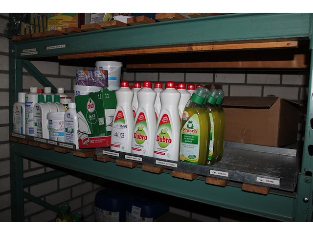 Reinigingsmiddelen op schap w.o. schuurmiddel, afwasmiddel, wc-reiniger, glansnapoelmiddel, urinoirtablette... - afbeelding 1 van  3