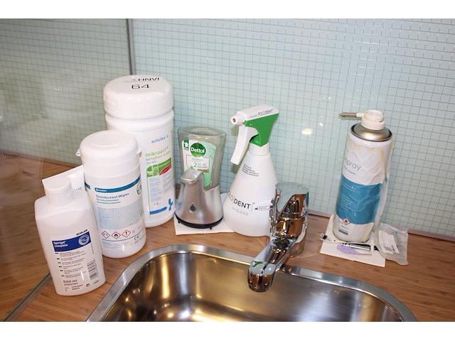 Reinigingsmiddelen w.o. wipes, hygienespuit en zeepdispenser. - afbeelding 1 van  1