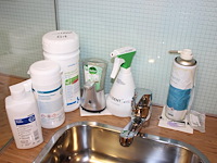 Reinigingsmiddelen w.o. wipes, hygienespuit en zeepdispenser. - afbeelding 1 van  1