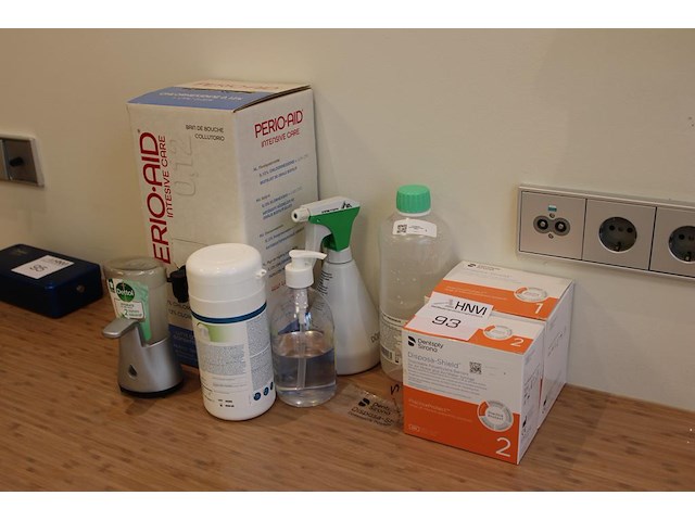 Reinigingsmiddelen w.o. wipes, hygienespuit en zeepdispenser. - afbeelding 1 van  2