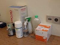 Reinigingsmiddelen w.o. wipes, hygienespuit en zeepdispenser. - afbeelding 1 van  2