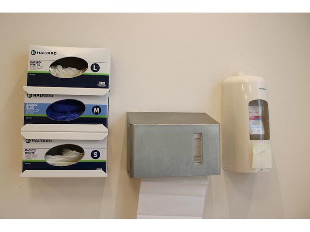 Reinigingsmiddelen w.o. wipes, hygienespuit en zeepdispenser. - afbeelding 2 van  2