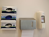 Reinigingsmiddelen w.o. wipes, hygienespuit en zeepdispenser. - afbeelding 2 van  2