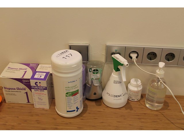 Reinigingsmiddelen w.o. wipes, hygienespuit, tissuedispenser, handschoenen en zeepdispenser. - afbeelding 1 van  2