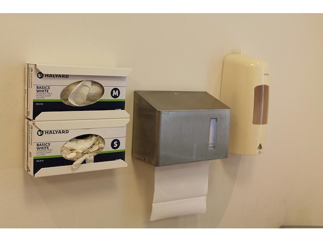 Reinigingsmiddelen w.o. wipes, hygienespuit, tissuedispenser, handschoenen en zeepdispenser. - afbeelding 2 van  2