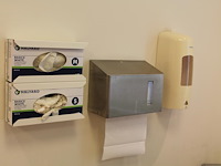Reinigingsmiddelen w.o. wipes, hygienespuit, tissuedispenser, handschoenen en zeepdispenser. - afbeelding 2 van  2