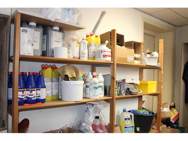 Reinigingsproducten, vuilniszakken en poetsdoeken in stelling. - afbeelding 1 van  5