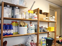 Reinigingsproducten, vuilniszakken en poetsdoeken in stelling. - afbeelding 1 van  5