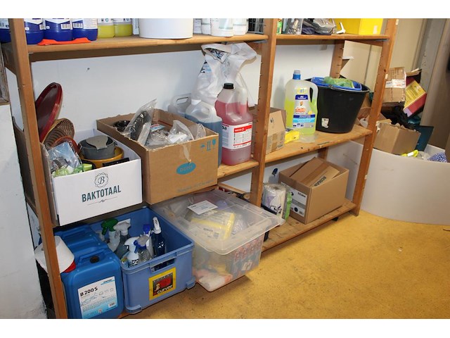 Reinigingsproducten, vuilniszakken en poetsdoeken in stelling. - afbeelding 2 van  5