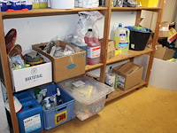 Reinigingsproducten, vuilniszakken en poetsdoeken in stelling. - afbeelding 2 van  5