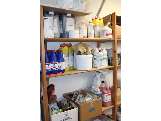 Reinigingsproducten, vuilniszakken en poetsdoeken in stelling. - afbeelding 3 van  5