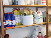 Reinigingsproducten, vuilniszakken en poetsdoeken in stelling. - afbeelding 3 van  5