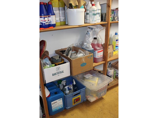 Reinigingsproducten, vuilniszakken en poetsdoeken in stelling. - afbeelding 4 van  5