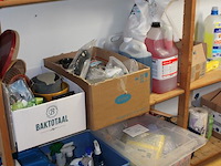 Reinigingsproducten, vuilniszakken en poetsdoeken in stelling. - afbeelding 4 van  5