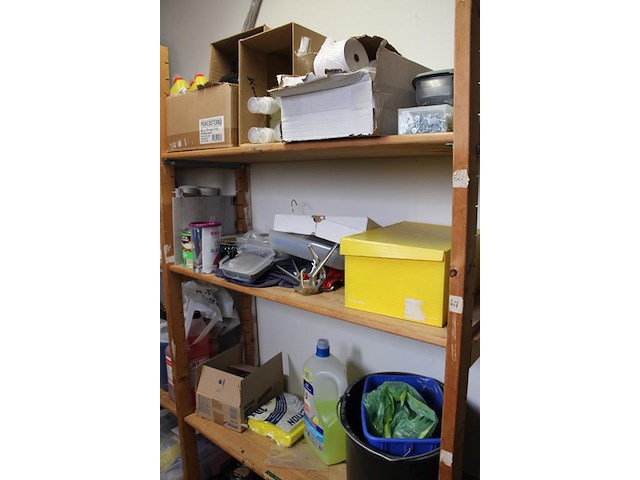 Reinigingsproducten, vuilniszakken en poetsdoeken in stelling. - afbeelding 5 van  5