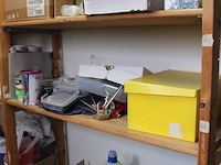 Reinigingsproducten, vuilniszakken en poetsdoeken in stelling. - afbeelding 5 van  5