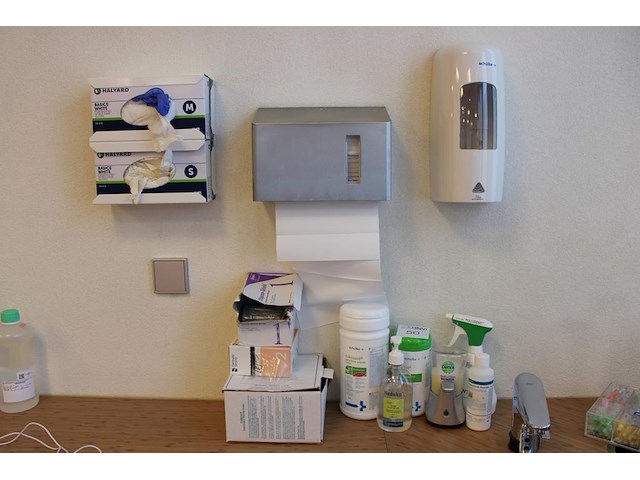 Reinigingsprodukten w.o. tissuedispenser, wipes, handschoenen, etc. - afbeelding 1 van  2