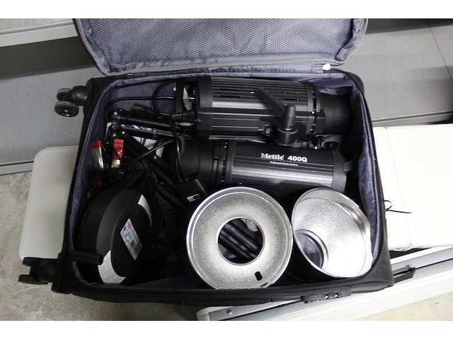Reiskoffer travez met studio flitslamp en accessoires - afbeelding 1 van  3