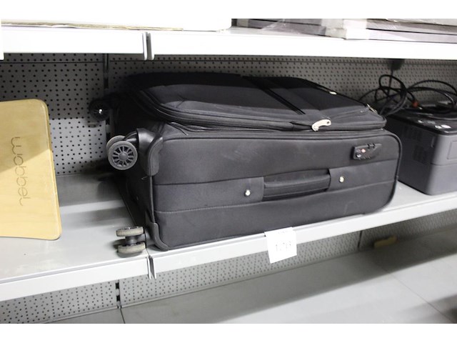 Reiskoffer travez met studio flitslamp en accessoires - afbeelding 2 van  3