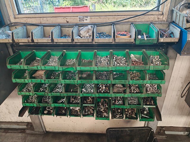 Rek met 50 bakjes, bouten en moeren - afbeelding 1 van  10