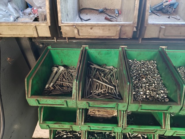 Rek met 50 bakjes, bouten en moeren - afbeelding 3 van  10