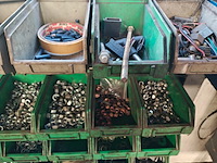 Rek met 50 bakjes, bouten en moeren - afbeelding 5 van  10