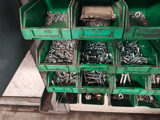 Rek met 50 bakjes, bouten en moeren - afbeelding 6 van  10