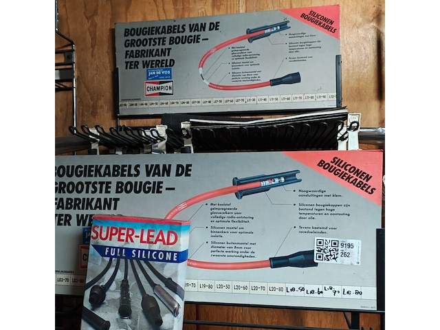 Rek met bougiekabels - afbeelding 2 van  3