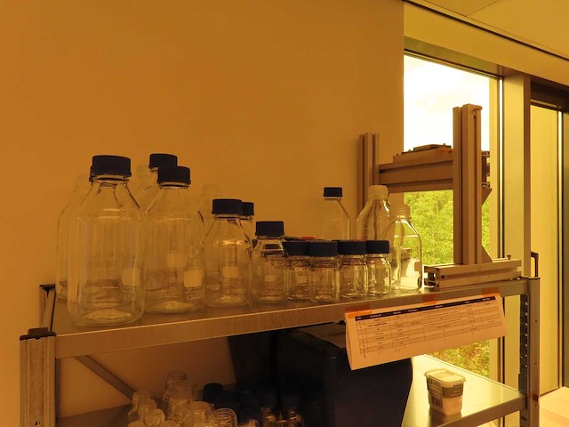 Rek met laboratoriumtoebehoren - afbeelding 2 van  4