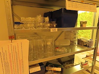 Rek met laboratoriumtoebehoren - afbeelding 3 van  4