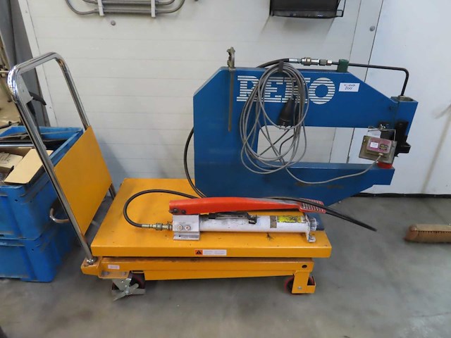 Reko - 1996 - rp500 - hydraulische ponsmachine op heftafel - afbeelding 1 van  5