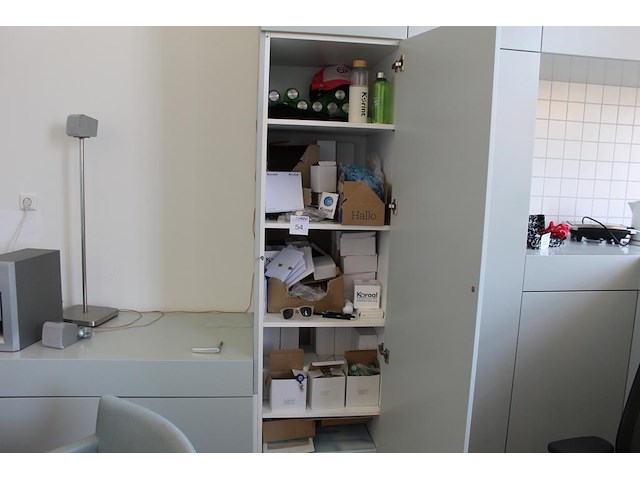 Relatiegeschenken en bedrijfsgerelateerde producten in linker keukenkast w.o. uitschuifbare keycoards, penn... - afbeelding 2 van  7