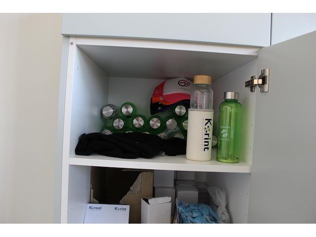 Relatiegeschenken en bedrijfsgerelateerde producten in linker keukenkast w.o. uitschuifbare keycoards, penn... - afbeelding 3 van  7