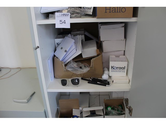 Relatiegeschenken en bedrijfsgerelateerde producten in linker keukenkast w.o. uitschuifbare keycoards, penn... - afbeelding 5 van  7
