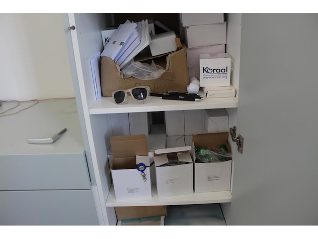 Relatiegeschenken en bedrijfsgerelateerde producten in linker keukenkast w.o. uitschuifbare keycoards, penn... - afbeelding 6 van  7